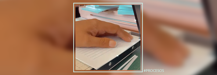 Detalle del proceso de armado de una libreta hecha a mano en Ni Paper